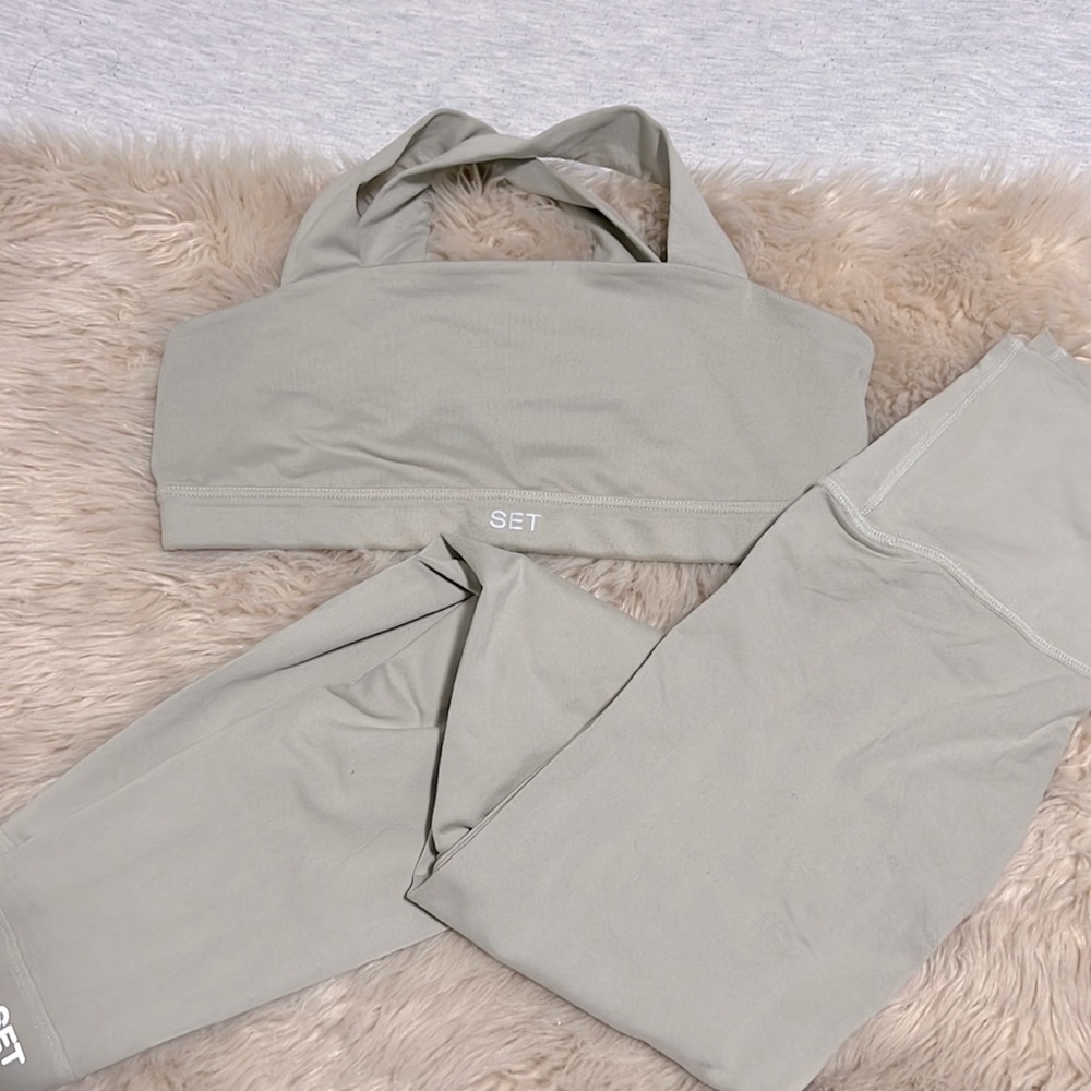 Set active leggings and bra in dune. Small bra and xs leggings.